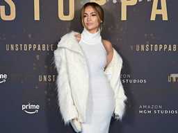Лопес - появилась на премьере фильма в шикарном белом платье и демонстрирует свою уверенность в себе после развода с Беном Аффлеком