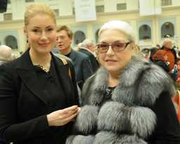 Шукшина - средняя дочь Лидии Федосеевой-Шукшиной, редко навещающая мать.
