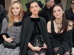 Дженнер - показала свой пресс на показе Chanel.