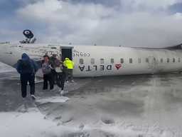 Перевернутый кошмар: Самолет Delta Airlines рухнул в Торонто! 😱