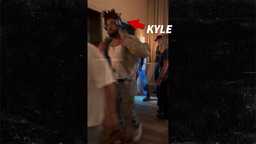Рэпер Kyle застрял в лифте с кучей друзей! 😂 Пожарные в шоке!