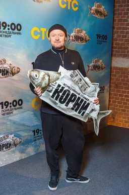 Шок! 49-летний режиссер женился на 18-летней! 😲