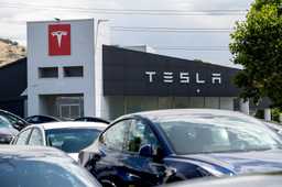 Маск - руководит компанией Tesla, которая столкнулась с массовым отзывом автомобилей из-за проблем с безопасностью.