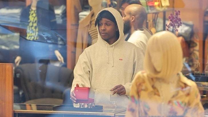 A$AP Rocky потратил все свои миллионы на подарок Рианне! 🤑 (Фото: 1)