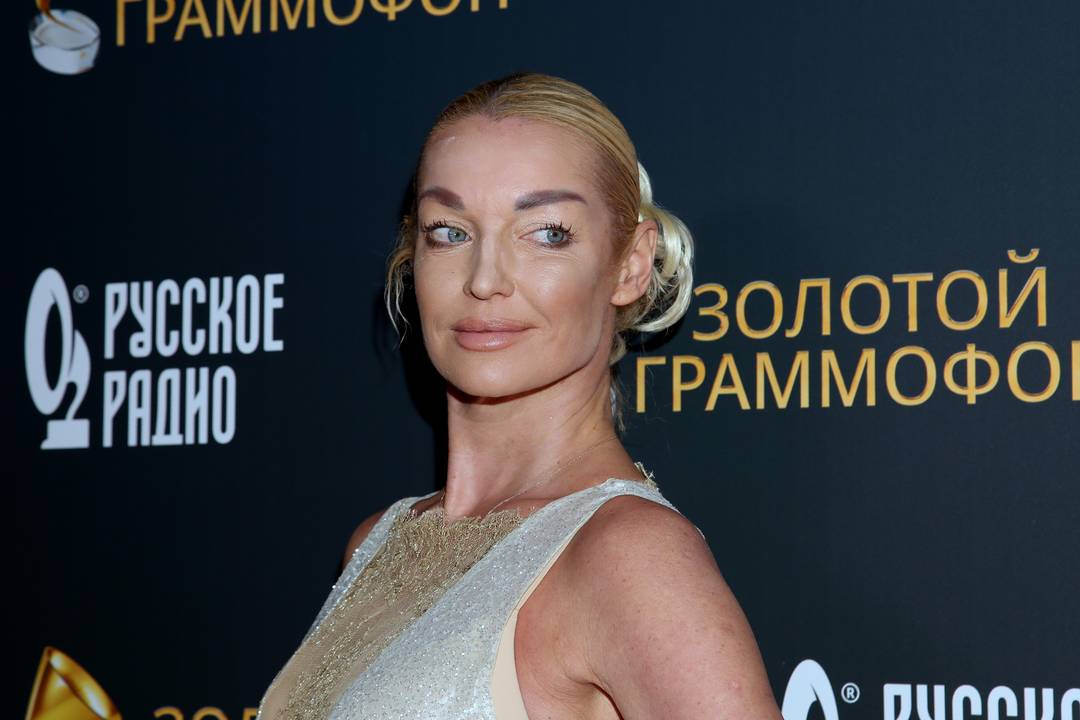 Анастасия Волочкова на коленях у больного отца: "Папа, живи!" 😭 (Фото: 1)