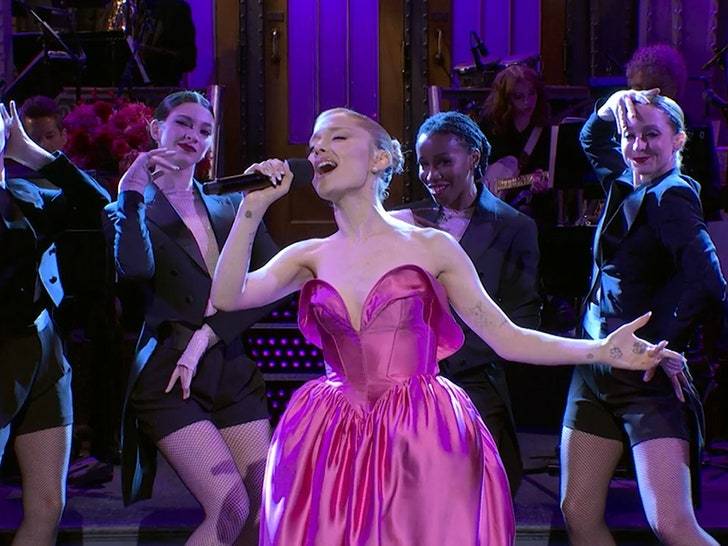 Ариана Гранде на «SNL»:  Имитации певиц и отпадный юмор! 🤩😂 (Фото: 1)