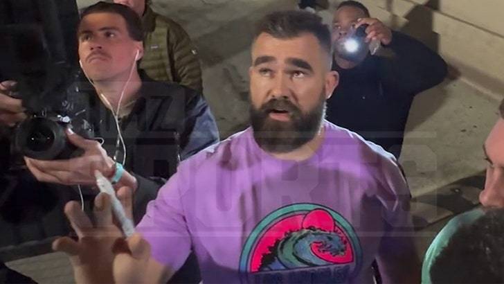 Автограф-охотник устроил скандал Джейсону Келсу!  «Ты -  п***ый трус!» 🤬 (Фото: 1)