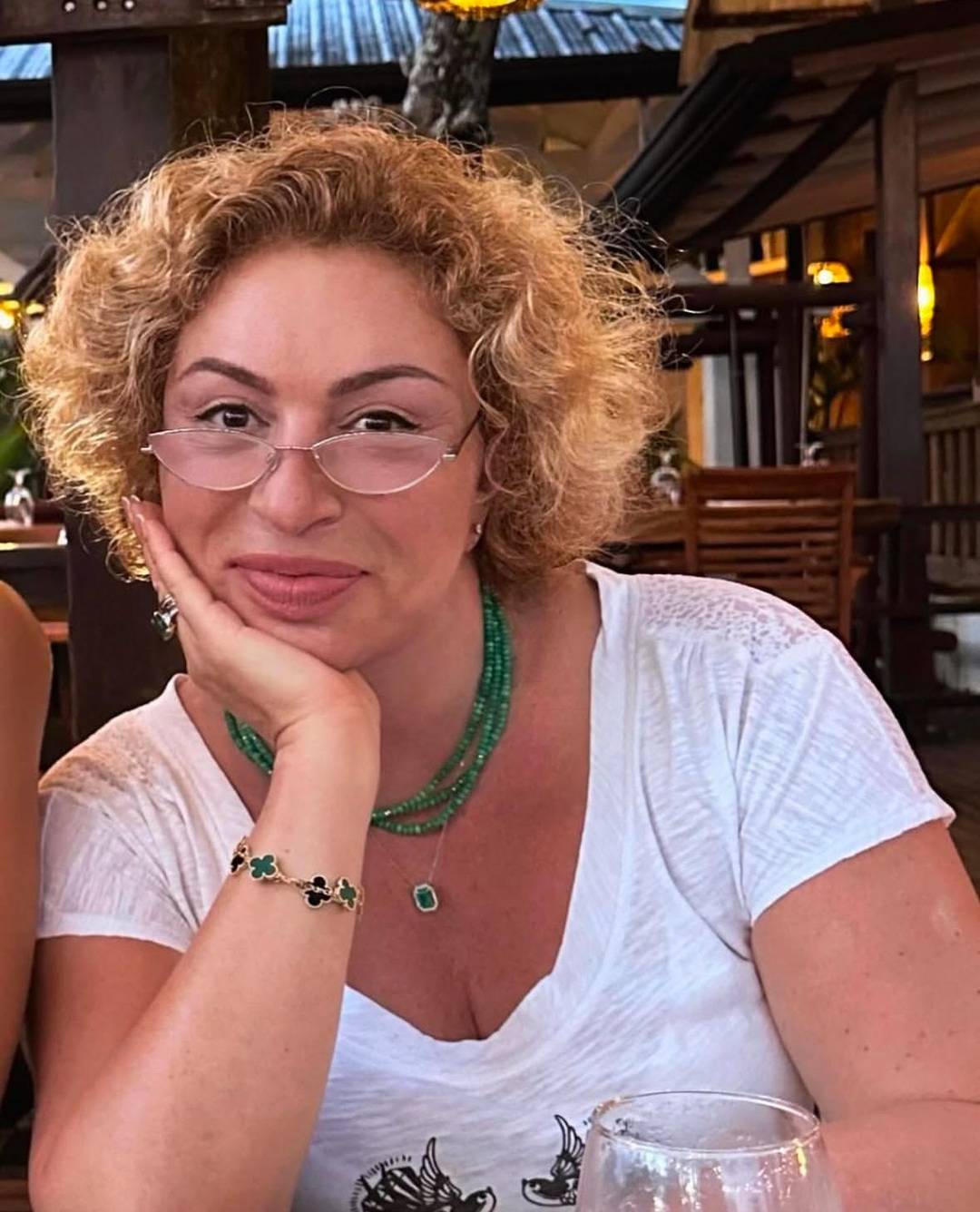 Бабушка Тимати взяла Лувр штурмом: конфеты против искусства! 🍬 (Фото: 1)