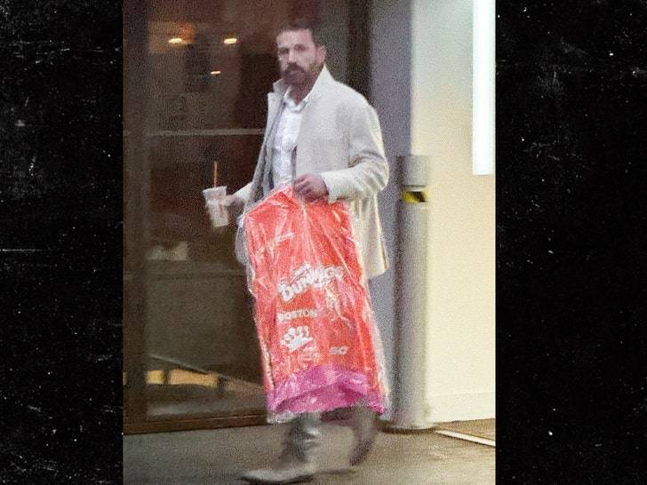 Бен Аффлек снова в костюме "ДанКингс"! 😲 Готовится к Супербоулу? (Фото: 1)