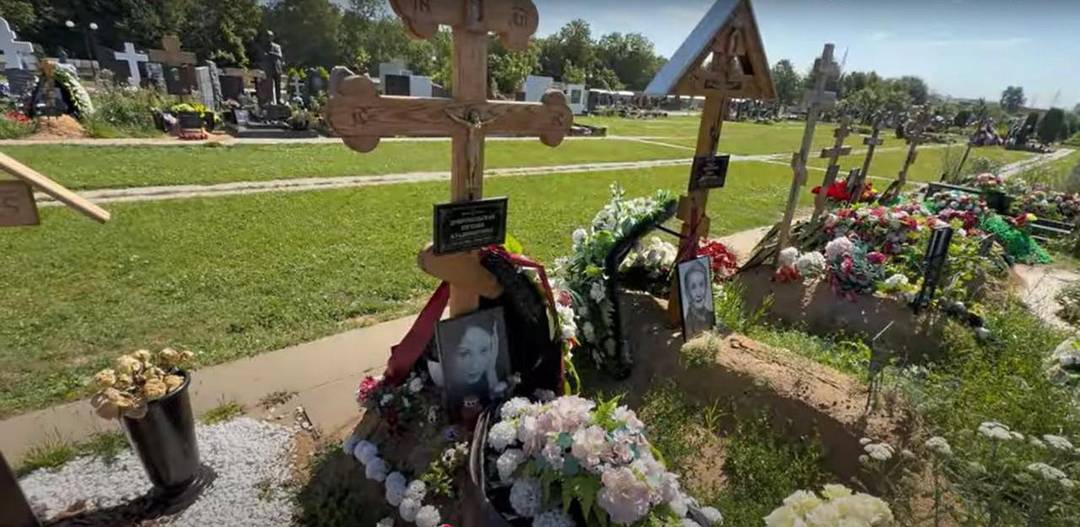 Дети Добровольской на могиле матери: слезы и упреки от Васильевой! 💔 (Фото: 5)