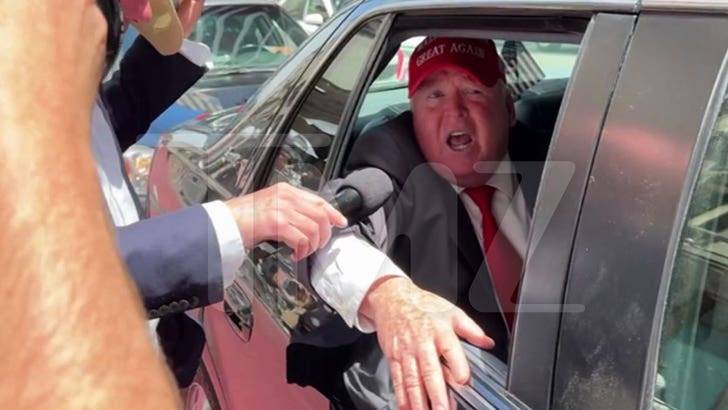 Двойник Трампа в Нью-Йорке: чуть не приняли за настоящего! 😂 (Фото: 1)