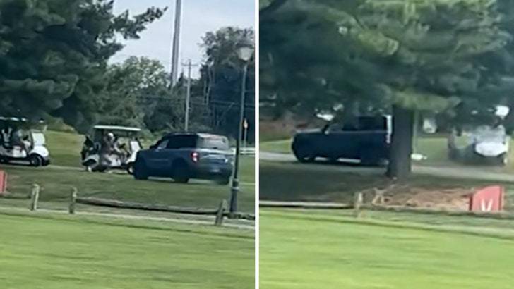 Гольфисты в шоке! Ford Bronco устроил гонку по полю для гольфа! 😱 (Фото: 1)