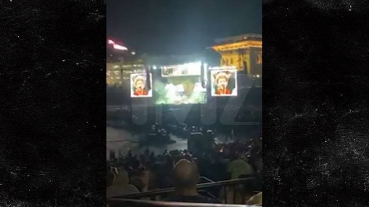 Green Day прервали концерт из-за ДРОНА! 🤯 (Фото: 1)