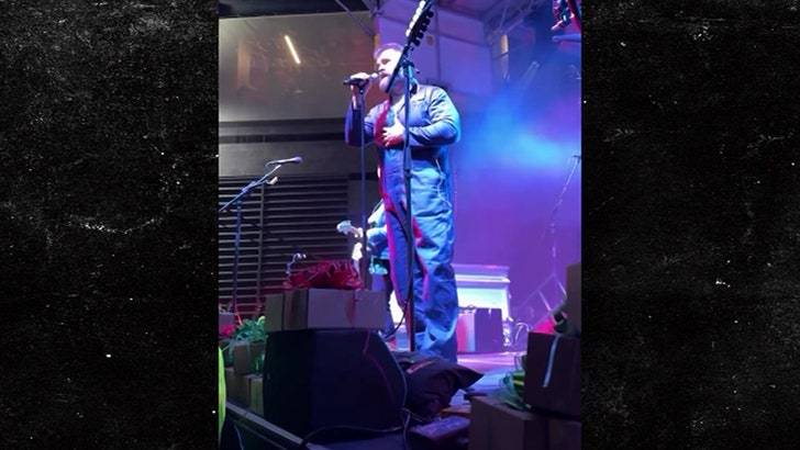 Келсе спел рождественскую песню и хочет побить Мэрайю Кэри! 🎤🎄💣 (Фото: 1)