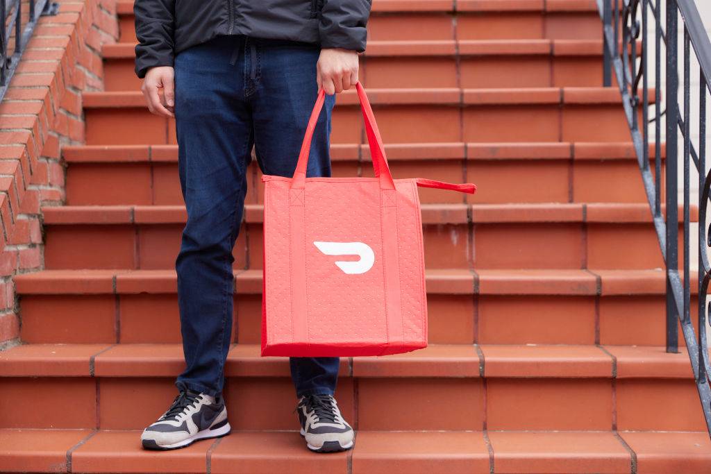 Курьер DoorDash назвал клиентку «ниггер» прямо перед камерой! 🤬  Его уже уволили, но интернет всё помнит!   (Фото: 1)