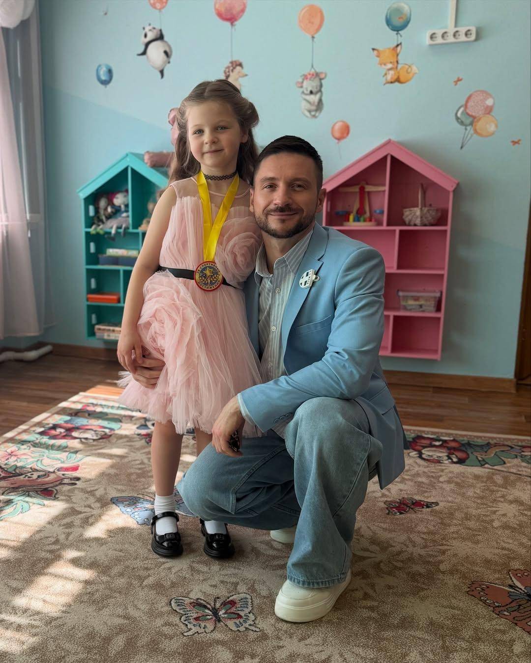 Лазарев рыдает! 😭 Дочь на выпускном, брат в могиле... (Фото: 1)