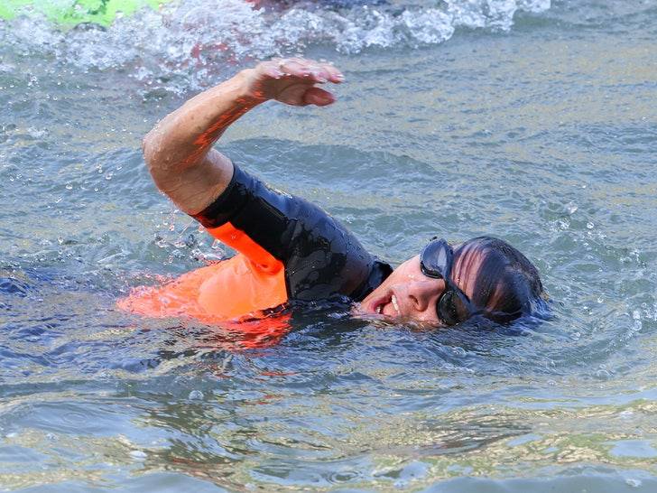 Мэр Парижа искупалась в Сене после угроз активистов обгадить реку! 💩🌊 (Фото: 2)