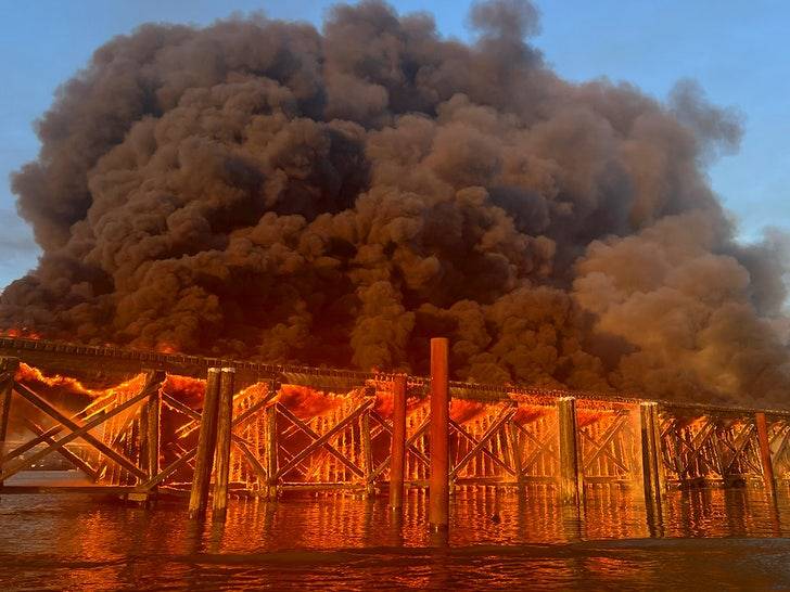 Мост в огне: Канадский апокалипсис или проделки пиромана? 🔥 (Фото: 1)