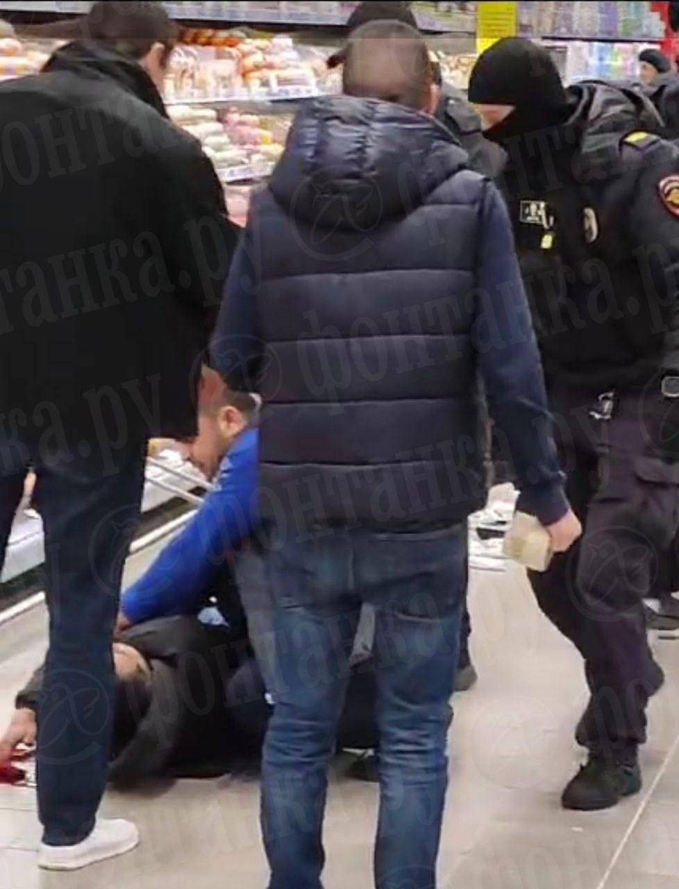 Нож в груди! Неадекватный псих устроил бойню в "Окей" (Фото: 1)