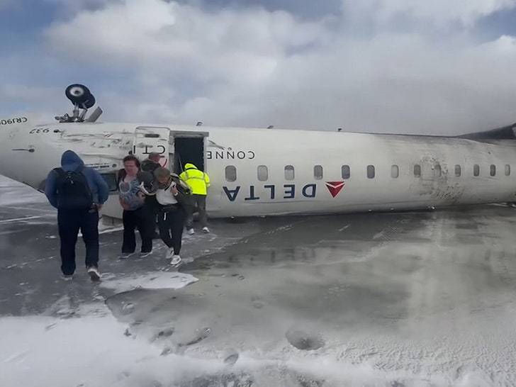 Перевернутый кошмар: Самолет Delta Airlines рухнул в Торонто! 😱 (Фото: 1)