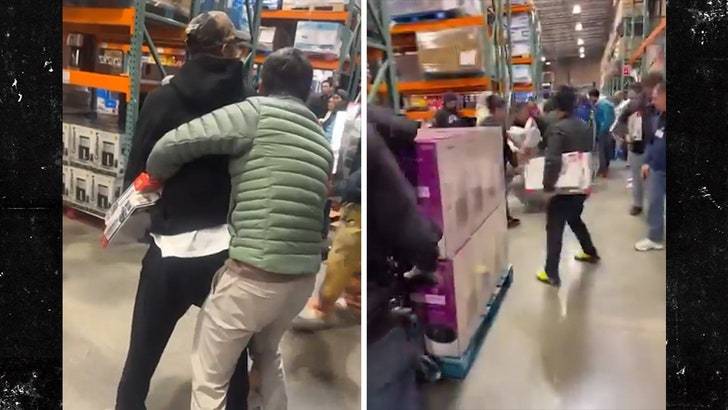 Покемон-бои в Costco! Мужики подрались из-за карточек! (Фото: 1)