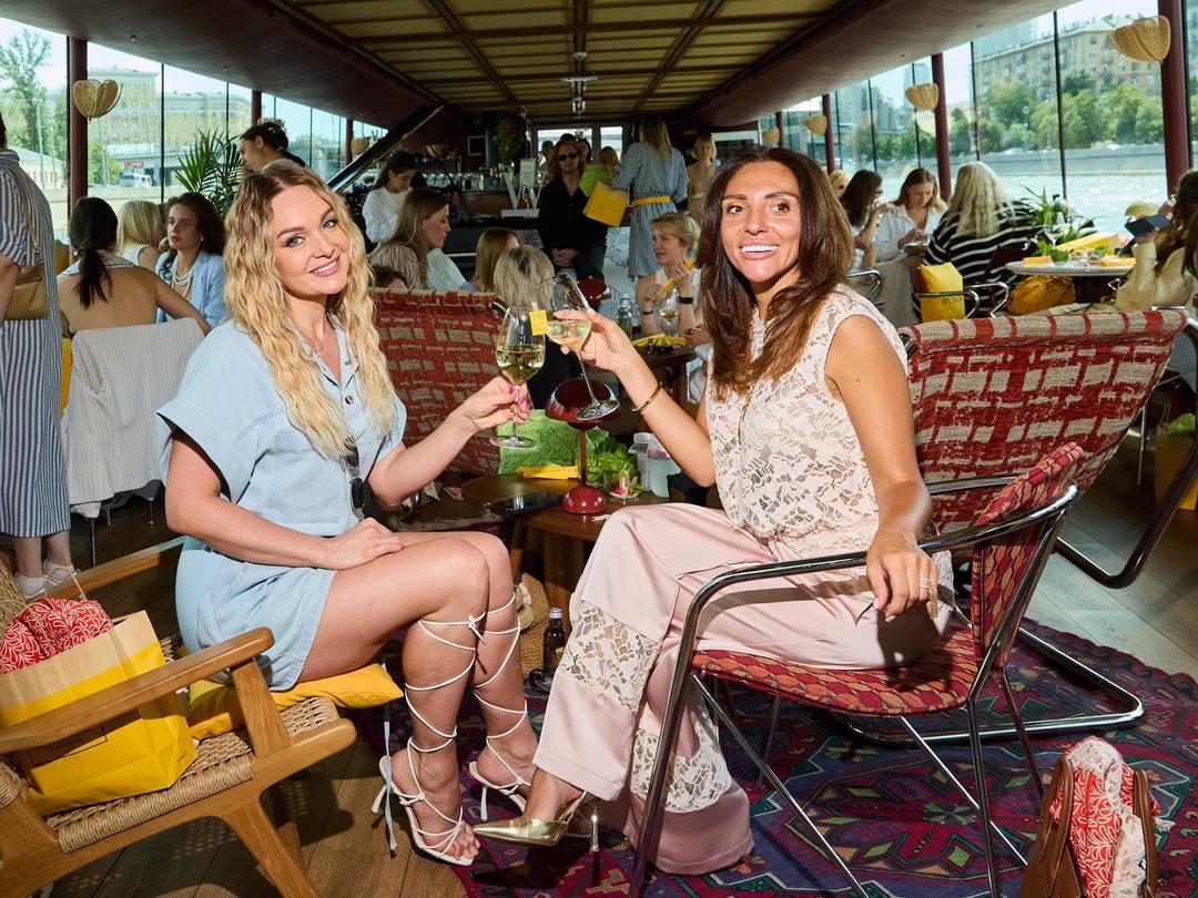 Пьяный круиз и разбитое сердце: звезды зажгли на Москве-реке! 🥂💔 (Фото: 1)