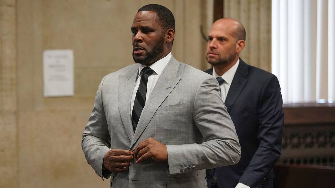 R. Kelly на свободе?! Адвокаты певца требуют отмены приговора из-за истекшего срока давности! 😱 (Фото: 1)