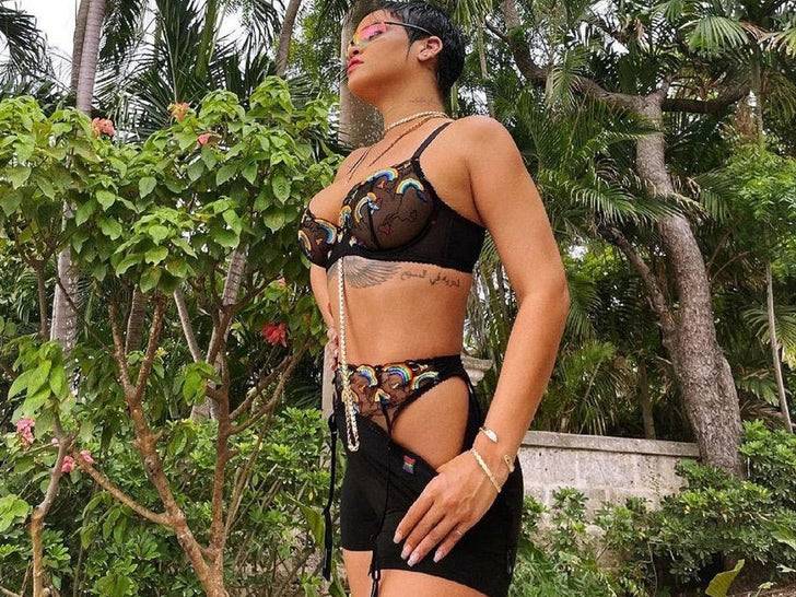 Рианна разделась догола в честь 37-летия! 🔞 (Фото: 1)