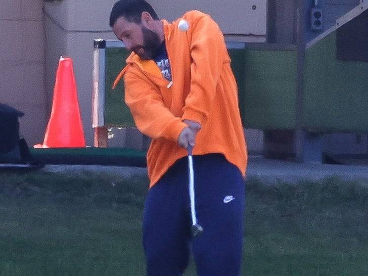Счастливый Гилмор 2: Адам Сэндлер тренирует свой «гольфовый» удар! 🏌️‍♂️😂 (Фото: 1)