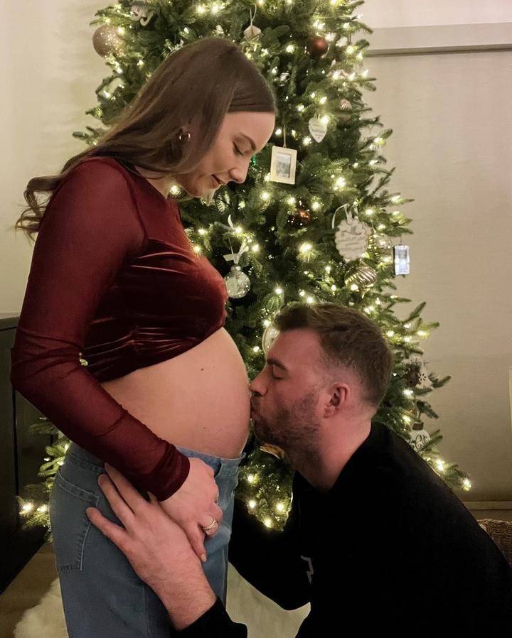 Шок! 🤯 Дочь Эминема беременна! Первые фото пузика у елочки! 🎄 (Фото: 2)