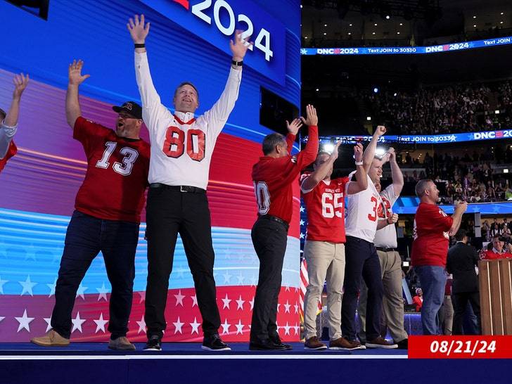 Шок! Политик вытащил на сцену школьную команду по регби! Что это было?! 🏈 (Фото: 2)