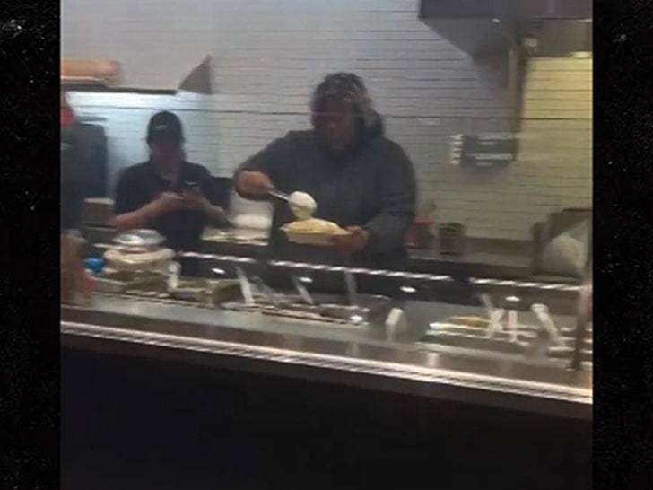 Жесть! 🤬 Клиентка Chipotle запустила буррито в лицо сотруднику! (Фото: 2)