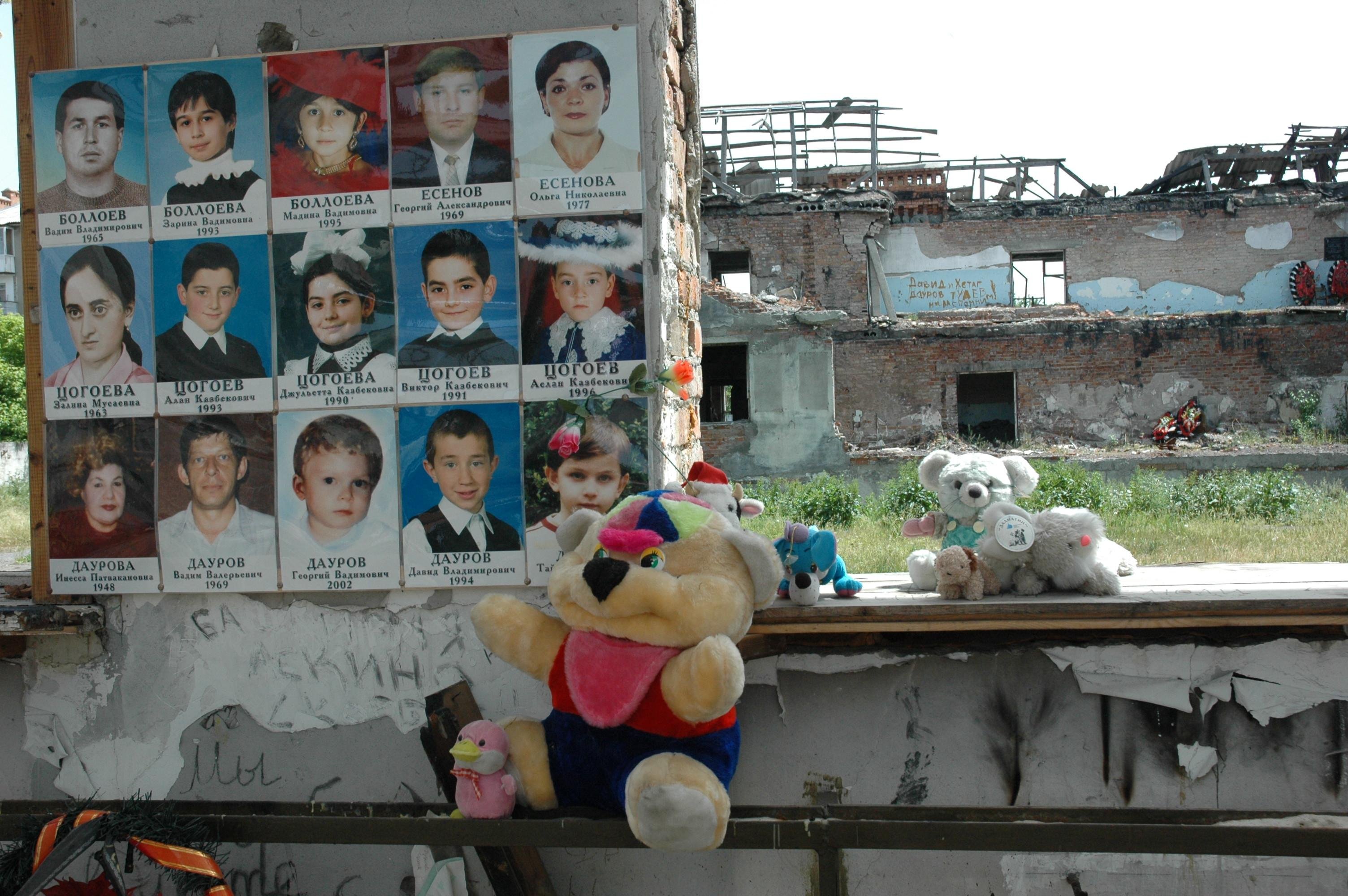 Фото: 20 лет трагедии в Беслане: Слезы и свечи в память о погибших 😔 - Фото 1