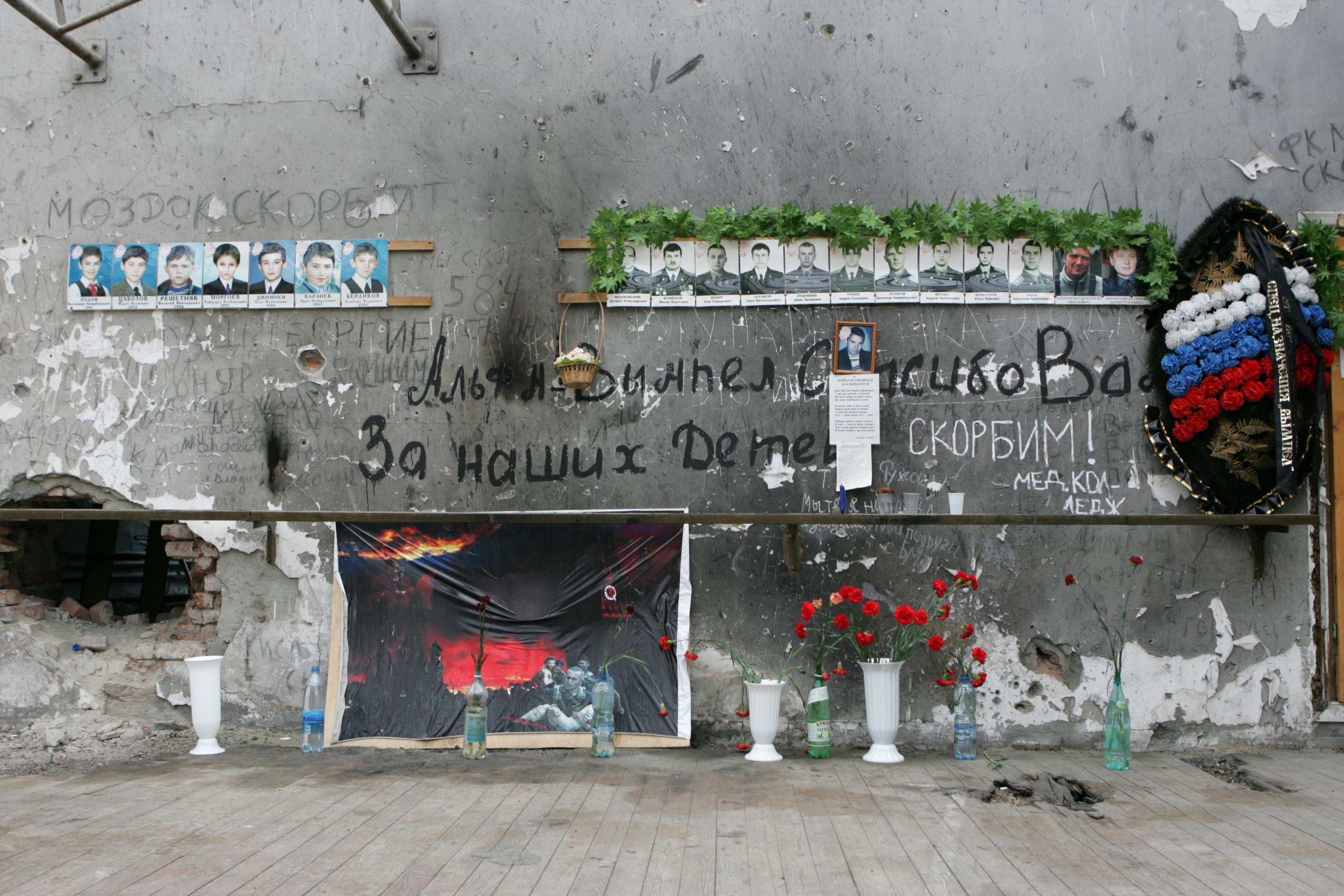 Фото: 20 лет трагедии в Беслане: Слезы и свечи в память о погибших 😔 - Фото 3