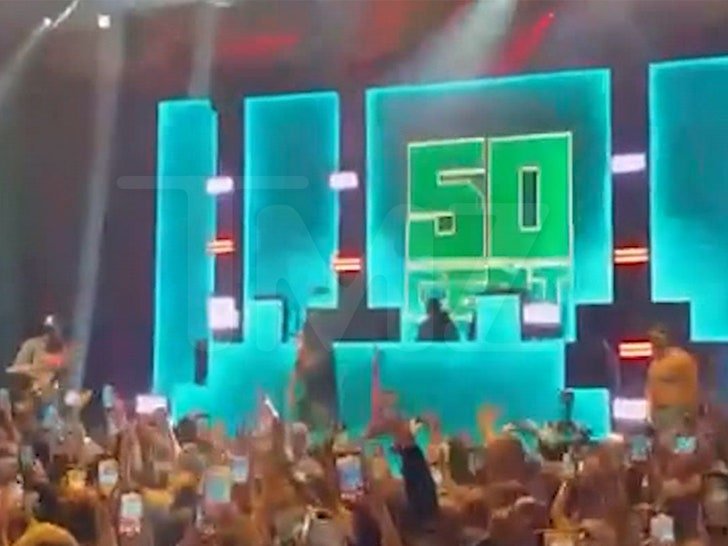 Фото: 50 Cent облил фанатов шампанским на яхте! 🍾🎉 Вот это вечеринка! - Фото 3