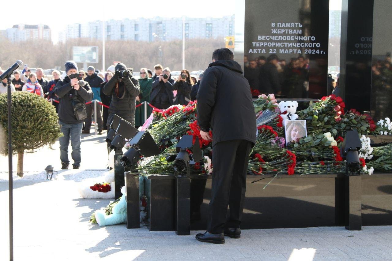 Фото: Агаларовы у «Крокуса»: цветы на пепелище 🥀 - Фото 7