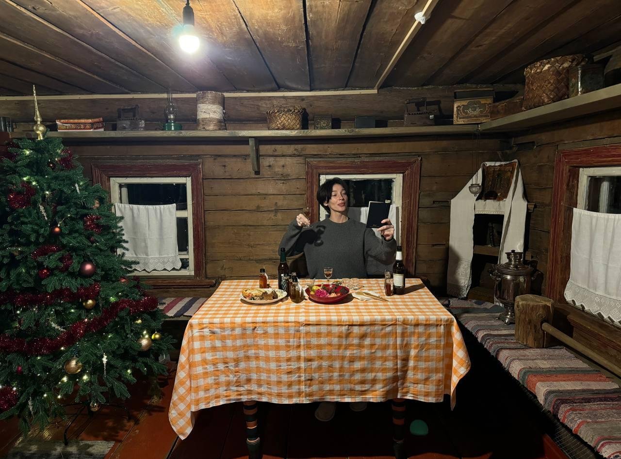 Фото: Айза в шоке! Ивлеева променяла тусовки на избы! 🤯 - Фото 2