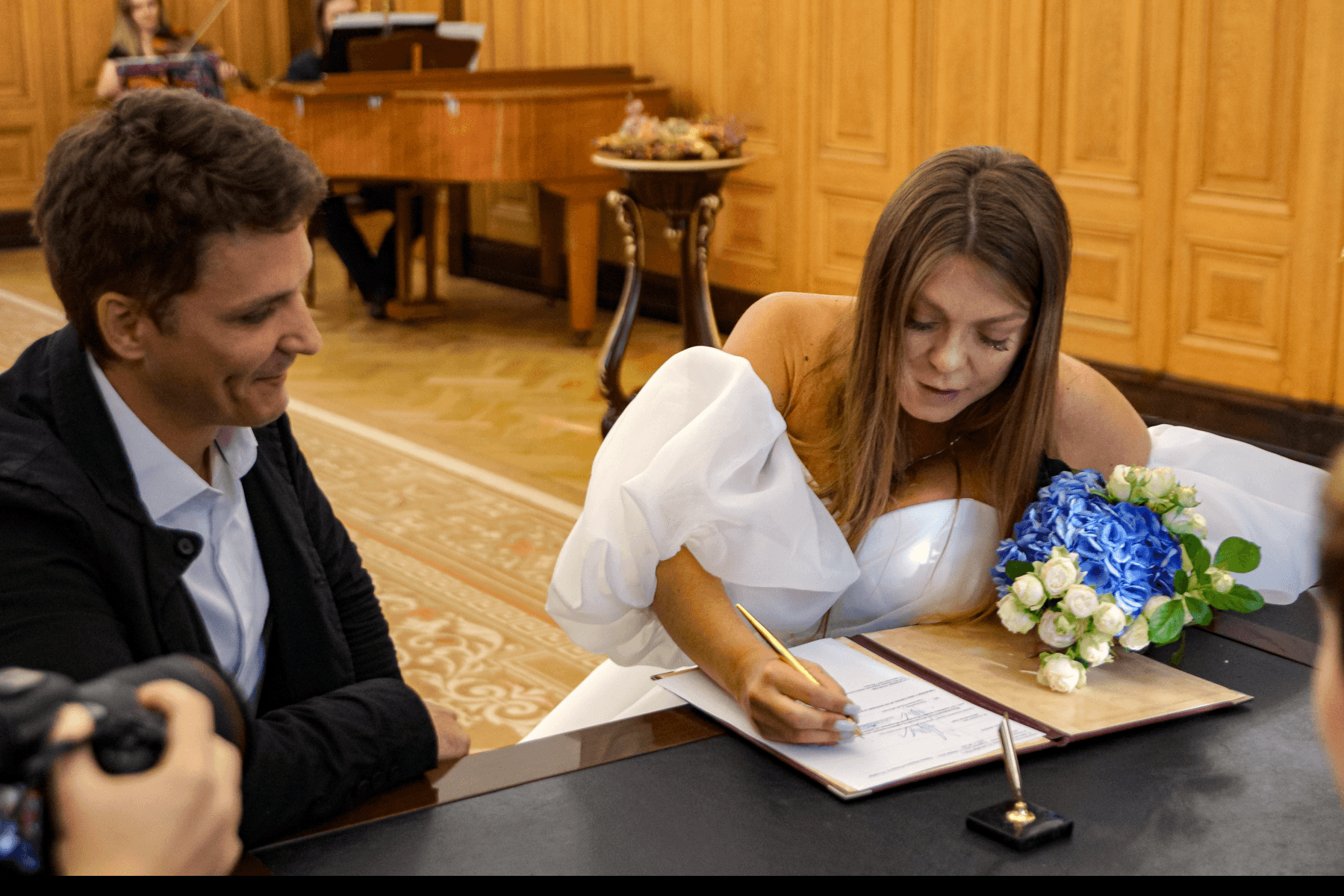 Фото: Акула замуж выскочила! 👰‍♀️🤵‍♂️ Тайная свадьба и композитор в мужьях! 🤫 - Фото 3