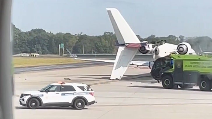 Фото: Авиакатастрофа в Атланте: два самолета Delta столкнулись на взлетно-посадочной полосе! 😱🤯 - Фото 1