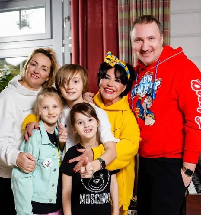 Фото: Бабкина и молодой муж: споры до развода?! 🤯 - Фото 3