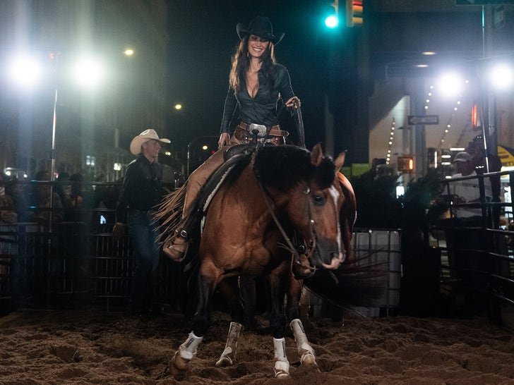 Фото: Белла Хадид — ковбойша в Нью-Йорке! 🤠  Лошади по улицам,  поцелуи на коне! 🔥 - Фото 2