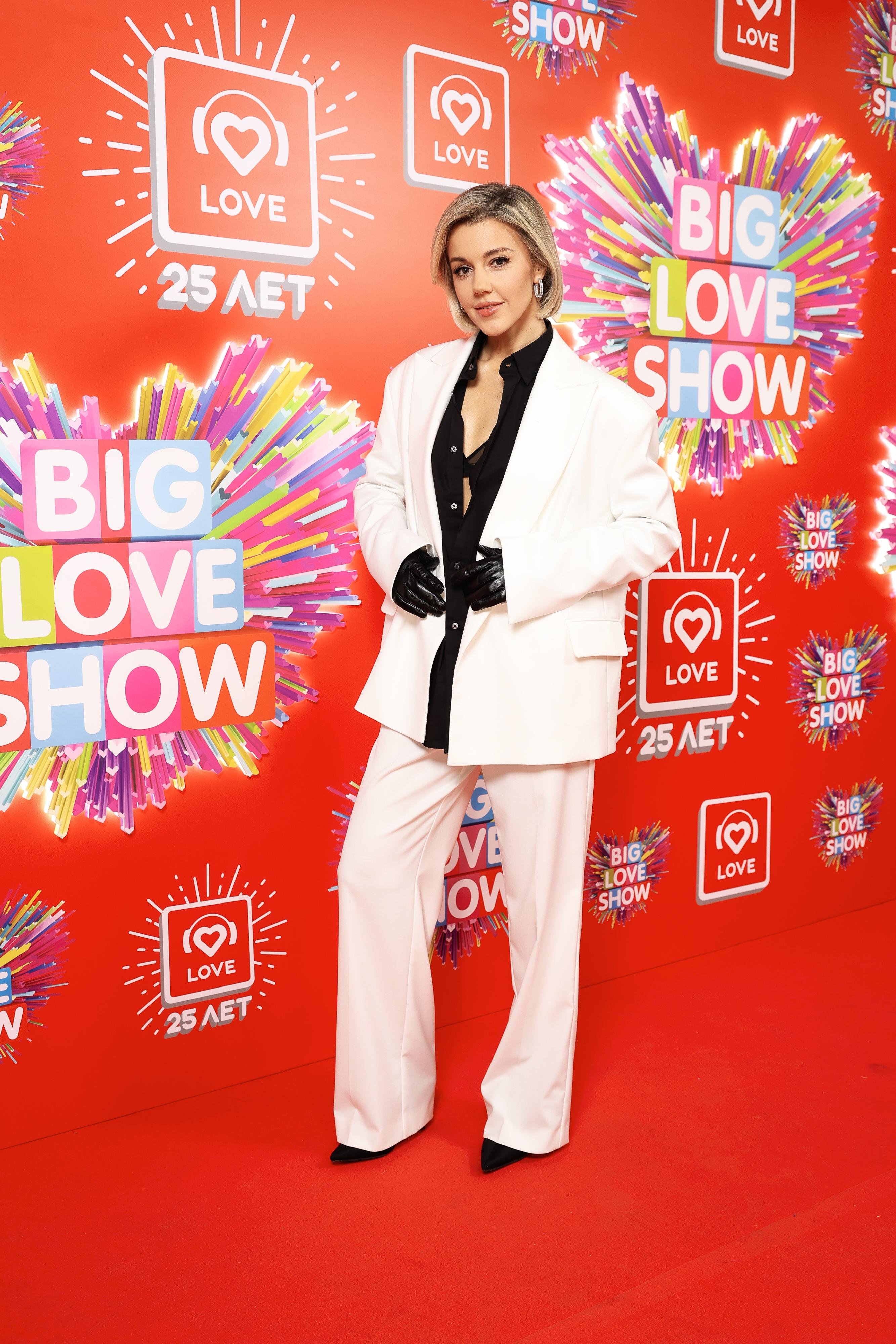 Фото: Беременные звезды и фэшн-провалы на Big Love Show 2025! 🤰😱 - Фото 11