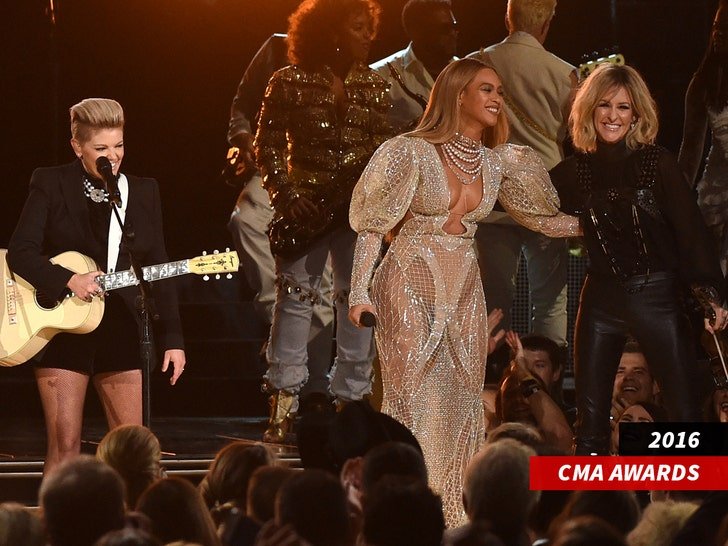 Фото: Beyoncé унизили на CMA Awards! 🤬  Что за дикость? 🤔 - Фото 3