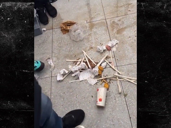 Фото: Битва едой в McDonald's! 🍔🍟🍦 Клиенты и сотрудники устроили погром! - Фото 3