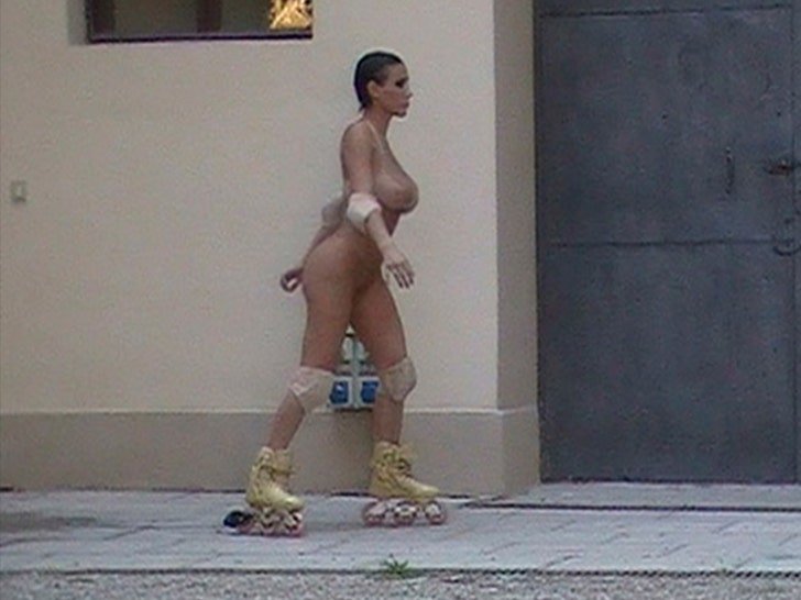 Фото: Бьянка Цензори разделась догола и встала на ролики! 🔞 - Фото 2