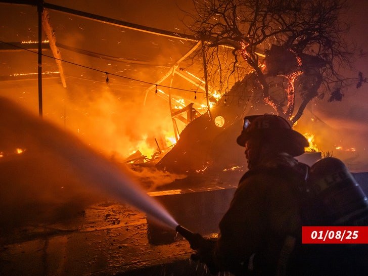 Фото: Дейв Грол у плиты: чили для погорельцев и пожарных! - Фото 3