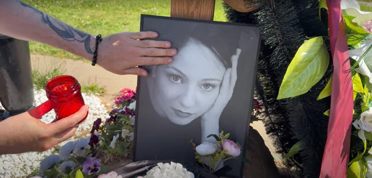 Фото: Дети Добровольской на могиле матери: слезы и упреки от Васильевой! 💔 - Фото 2