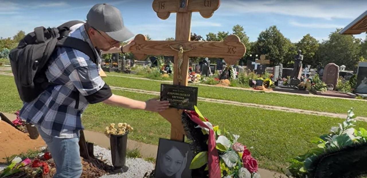 Фото: Дети Добровольской на могиле матери: слезы и упреки от Васильевой! 💔 - Фото 3