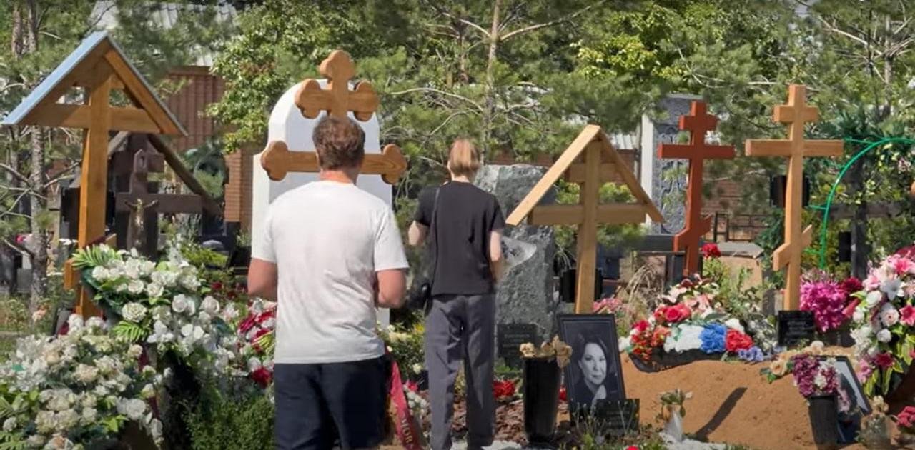 Фото: Дети Добровольской на могиле матери: слезы и упреки от Васильевой! 💔 - Фото 7