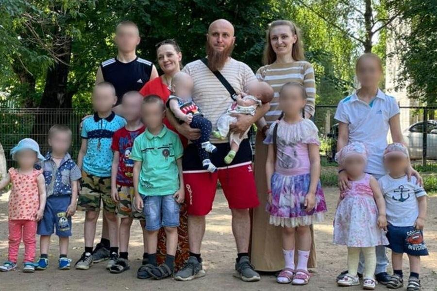 Фото: Дочь многоженца Сухова раскрыла правду: жены целуют ему ноги! 😲 - Фото 2